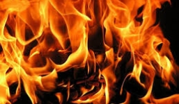 Ngất lịm nhìn con trai bị thiêu đốt trong biển lửa